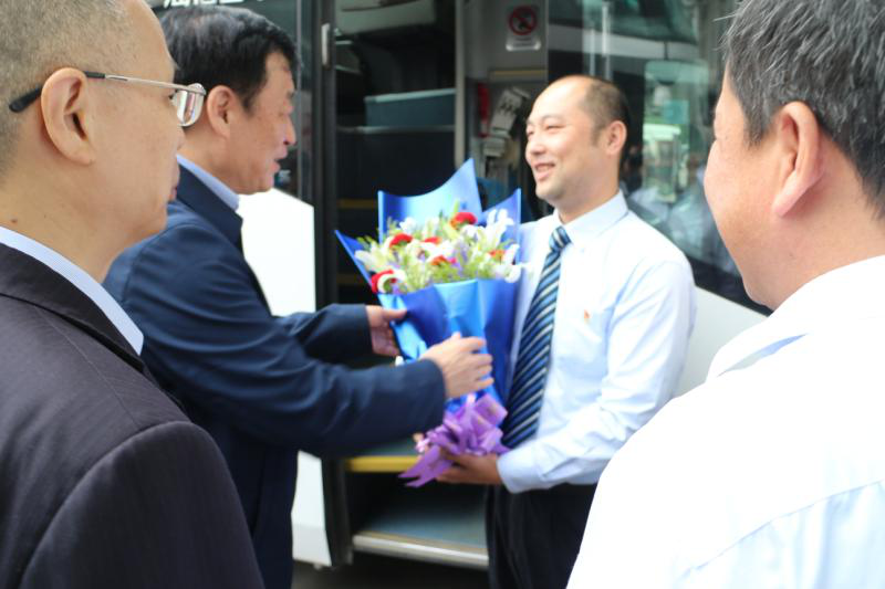 省委書記、省長劉奇“五一”前夕慰問我司勞動(dòng)模范和一線職工