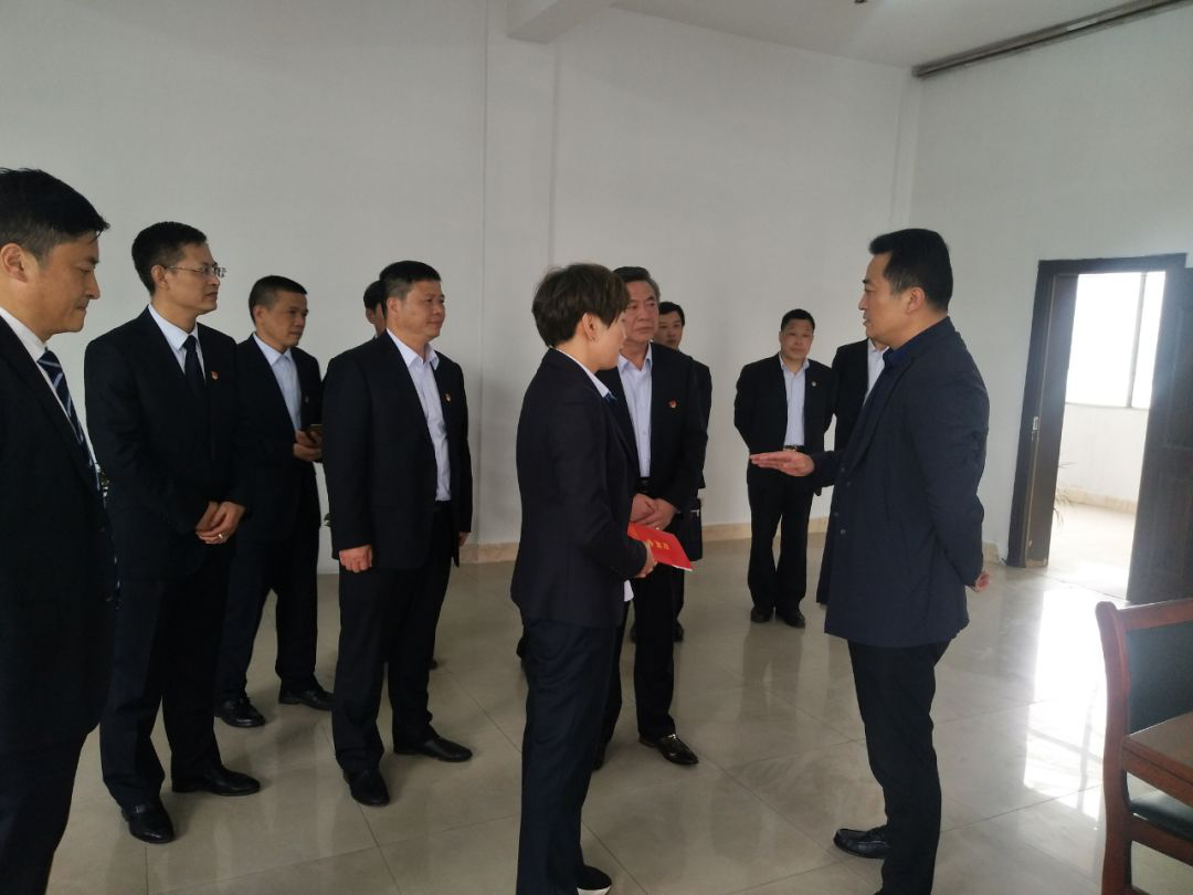 江西長(zhǎng)運(yùn)黨委書記、董事長(zhǎng)王曉看望慰問(wèn)“中國(guó)好人榜”獲得者李小英