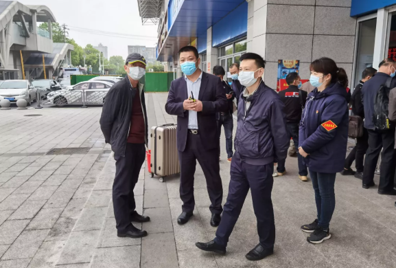 黃俊、穆孫祥先后深入徐坊客運(yùn)分公司督導(dǎo)文明創(chuàng)建、疫情防控、安全生產(chǎn)工作