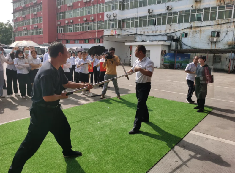 鷹潭長運 鷹潭公交 聯(lián)合市交通局、消防支隊開展“消防應(yīng)急救援暨防恐防暴聯(lián)合演練”