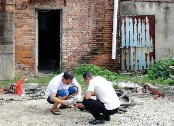 我為群眾辦實事 || ?長運物業(yè):炎炎夏日搶修電纜