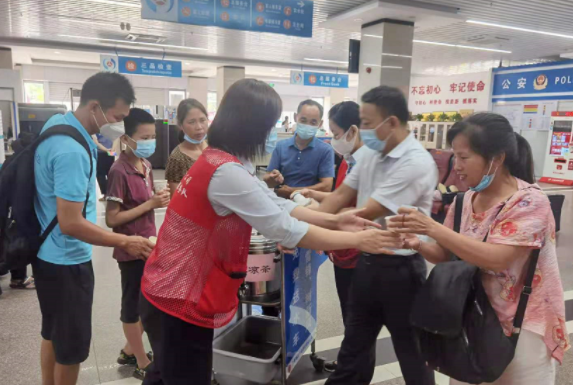 都市城際公交 開(kāi)展 “我為群眾辦實(shí)事，夏日炎炎送清涼”活動(dòng)