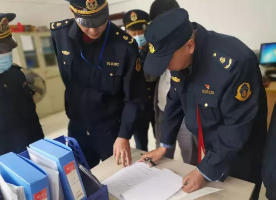 長運出租 東湖區(qū)交通運輸執(zhí)法大隊督導長運出租新《安全生產法》宣貫工作