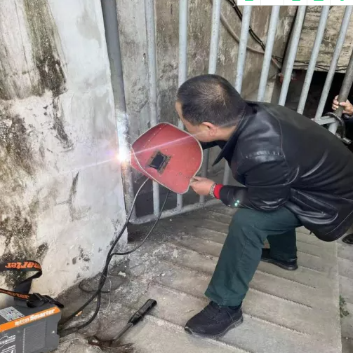 長運(yùn)物業(yè):暖心修鐵門 商戶出行有保障