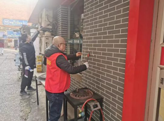 一線報道 || 長鴻物業(yè):全面清理轄區(qū)內(nèi)小廣告 助力文明創(chuàng)建