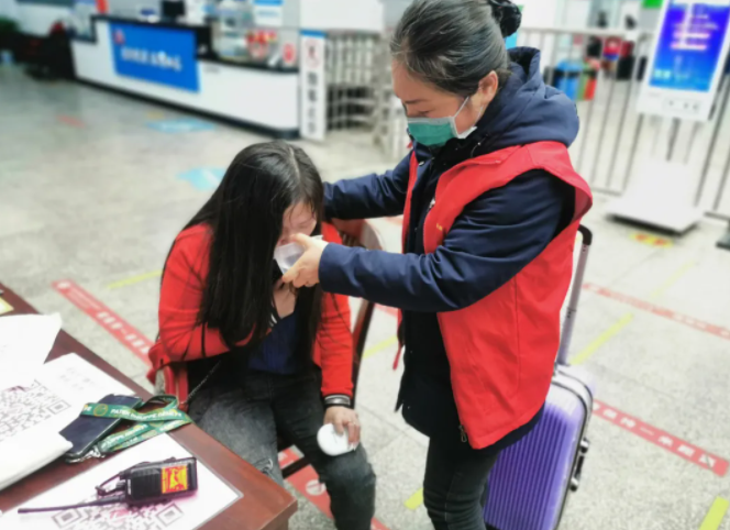 貼心服務(wù)安撫旅客  護送上車盡顯大愛