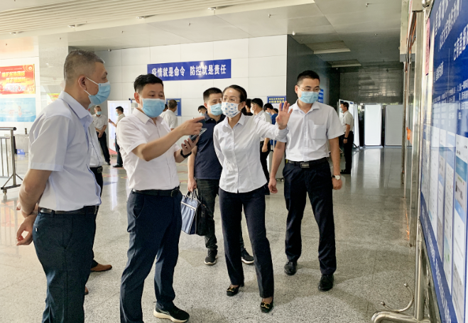 都市城際公交:市交通局、市道路運輸服務(wù)中心領(lǐng)導(dǎo)督導(dǎo)南昌長途汽車西站疫情防控工作