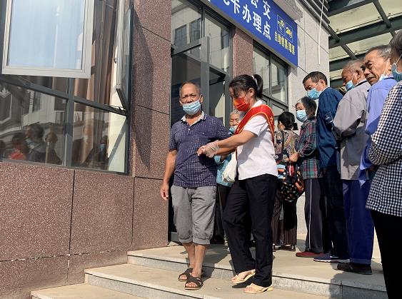 上饒汽運(yùn) 德興鎮(zhèn)村公交積極開展敬老卡、愛心卡年審工作