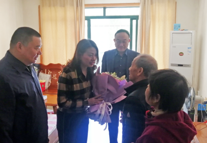 省總工會領(lǐng)導(dǎo)慰問全國勞動模范、江西長運退休職工高國軍 胡維泉陪同