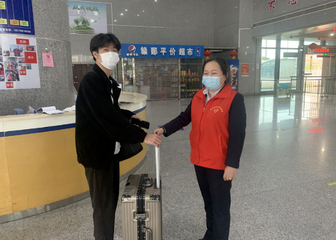 都市城際公交：站、車聯(lián)手尋失物 旅客領(lǐng)回樂(lè)開(kāi)花