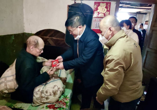 張小平、戴豪贛、黃俊、劉志堅慰問困難職工