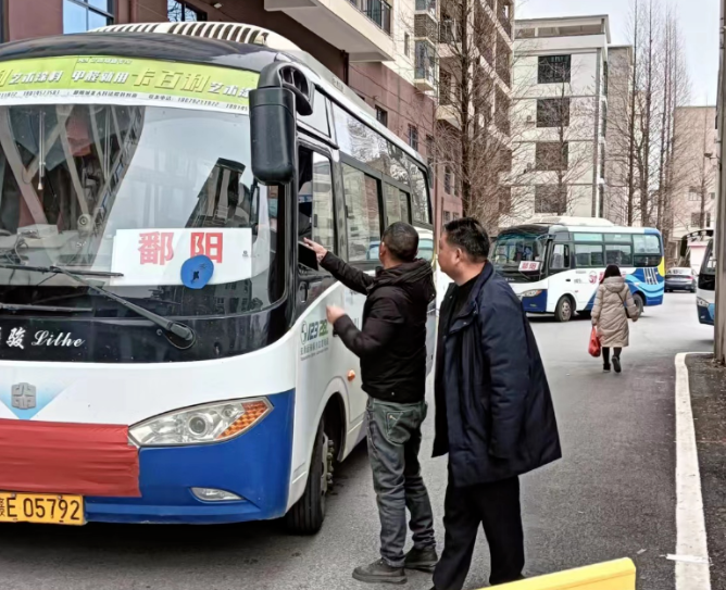 鄱陽長運(yùn)  田畈街客運(yùn)站開展安全帶使用情況檢查