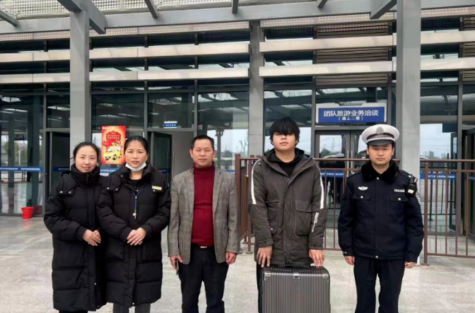 吉安長運(yùn)：粗心旅客拿錯行李 站警合作及時找回