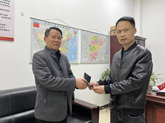 鄱陽長(zhǎng)運(yùn)：拾金不昧暖人心，乘客致謝送錦旗