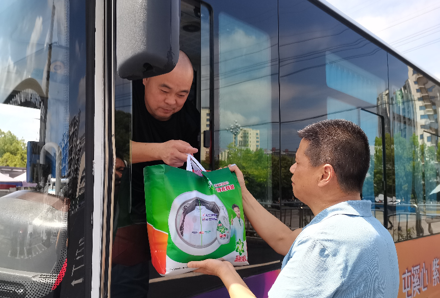 黃山長運(yùn) 開展“送清涼、送安全”慰問活動