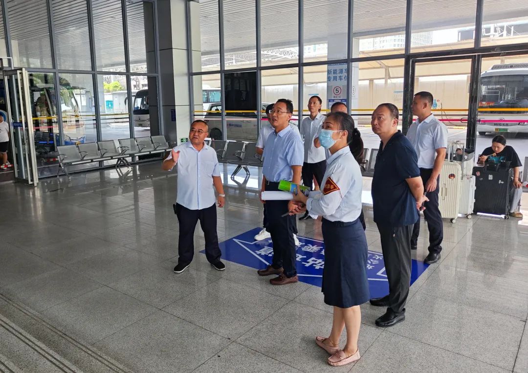 穆孫祥一行深入南昌長(zhǎng)途汽車(chē)站督導(dǎo)檢查創(chuàng)文鞏衛(wèi)工作