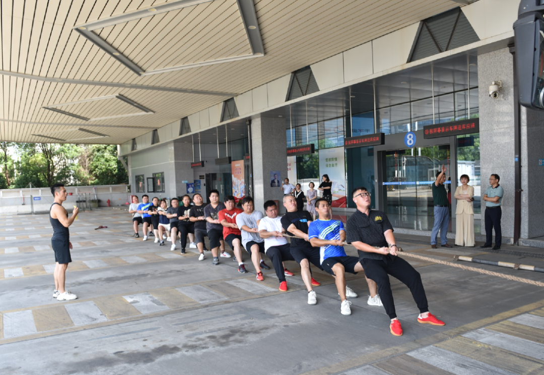 劉志堅、占梁一行看望慰問南昌交投集團拔河隊