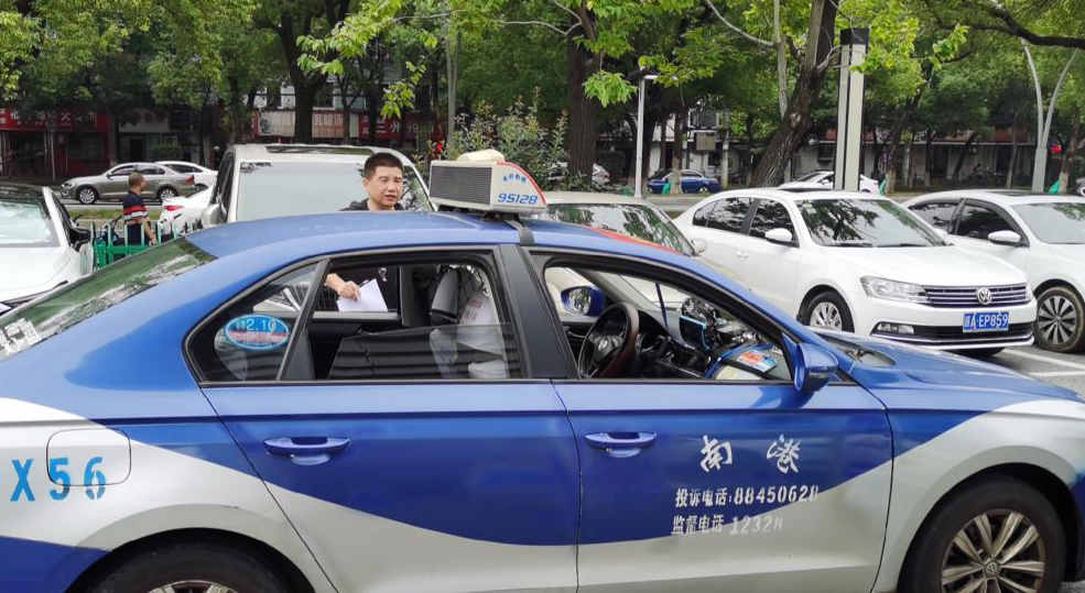 都市城際公交 南昌港公司開展巡游出租車運(yùn)營形象大提升行動專項(xiàng)檢查