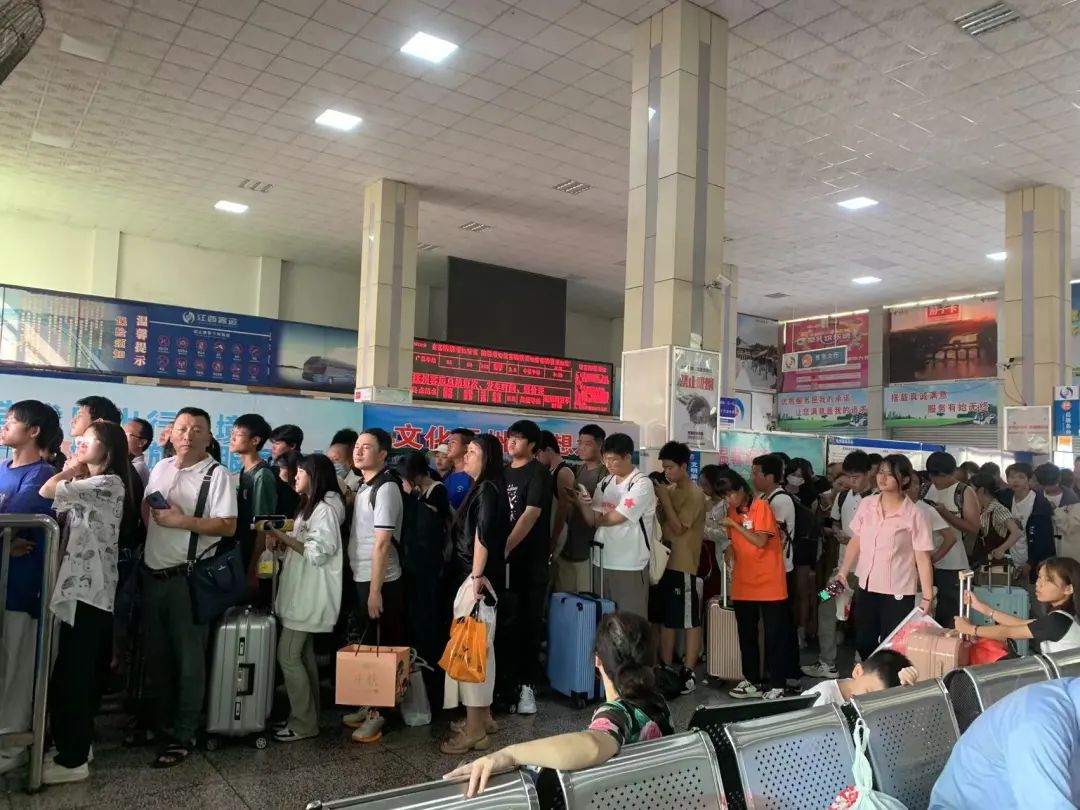 江西長運(yùn)積極應(yīng)對(duì)中秋、國慶客流高峰
