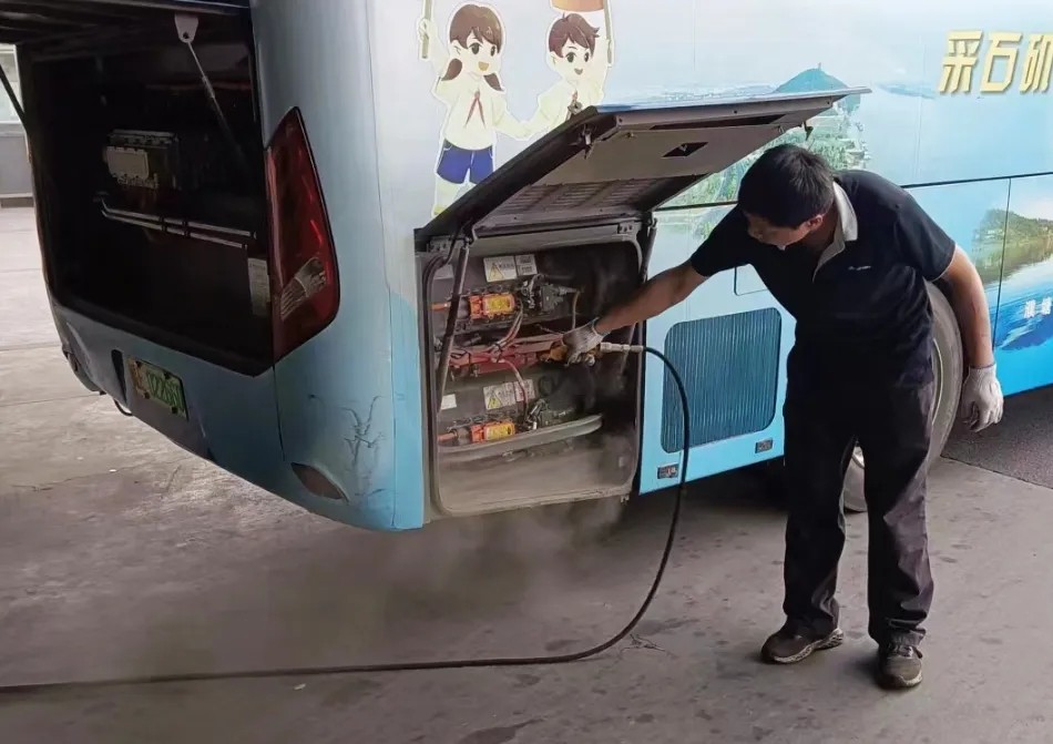 馬鞍山長(zhǎng)客 客運(yùn)分公司公營(yíng)車隊(duì)積極開展夏季車輛維護(hù)保養(yǎng)工作