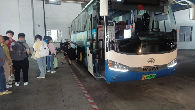 馬鞍山長(zhǎng)客:校園直通車溫暖護(hù)航大學(xué)新生報(bào)到