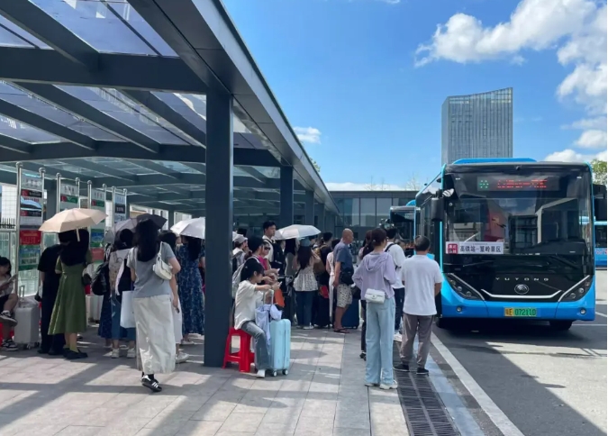 婺源公交:迎中秋 景區(qū)熱 公交轉(zhuǎn)運(yùn)忙