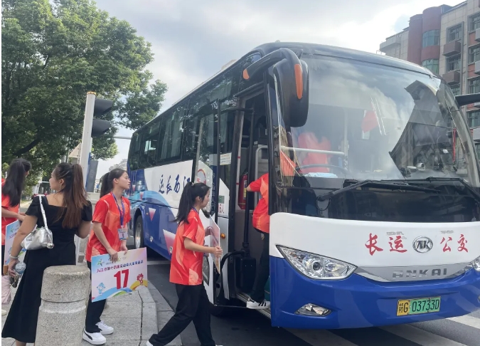 九江長(zhǎng)運(yùn) 傳遞市運(yùn)火炬 展示國(guó)企風(fēng)貌