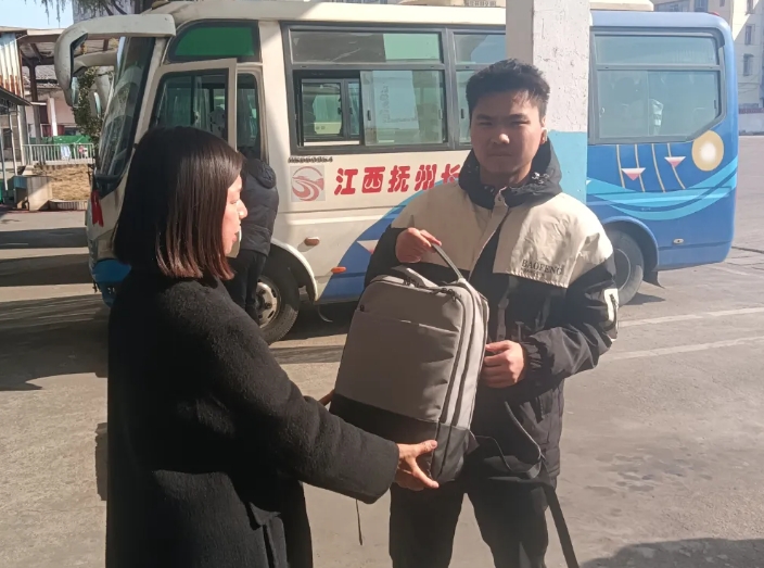 撫州長運:攜手民警 助學生尋回失物