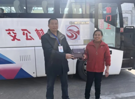 撫州長(zhǎng)運(yùn):寒冬拾金不昧 溫暖乘客回家路