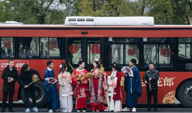 新余公交：公交車變身婚車 開往“下一站幸?！? onmousewheel=