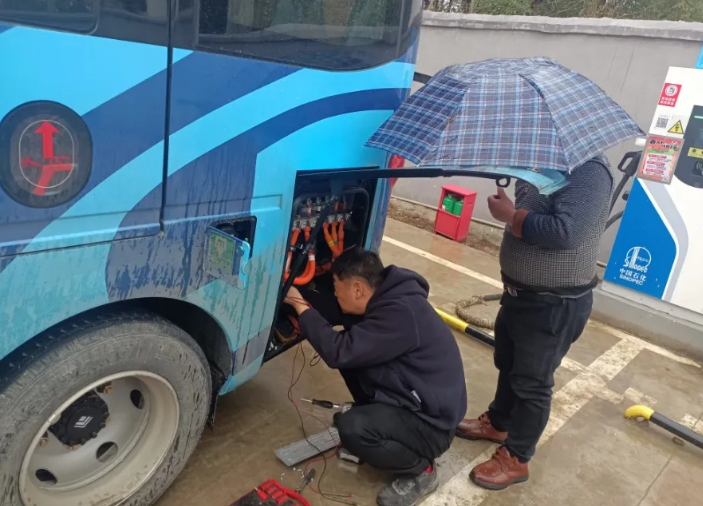 九江長(zhǎng)運(yùn)緊急馳援 三小時(shí)修復(fù)故障電車(chē)