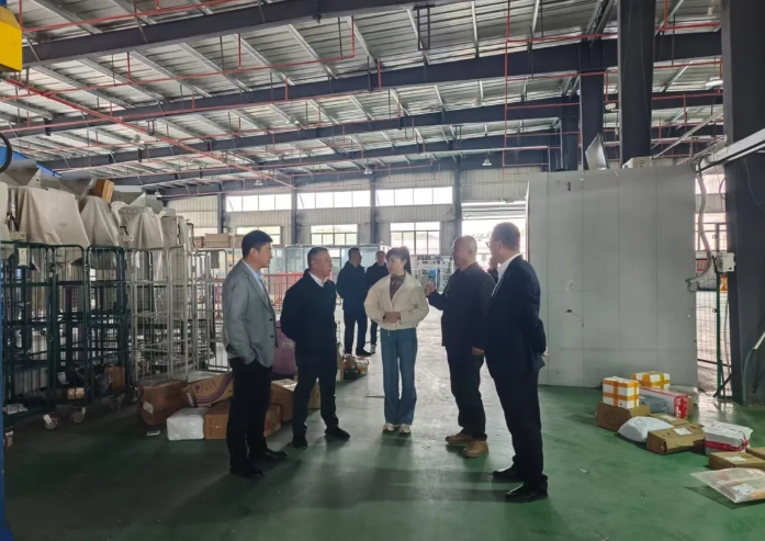 李偉、占梁調(diào)研九江長運