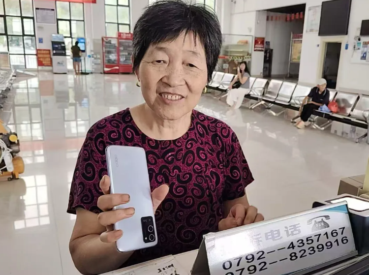 都市城際公交：手機遺落車中 司機接力送還